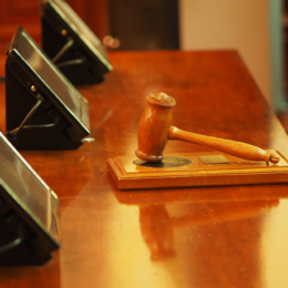 Jak se chovat na fyzické dražbě